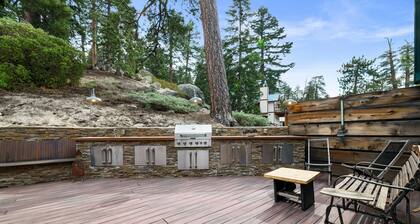 Mountain Cottage - Walk to Lake, Hot Tub, Deck, Fenced Patio, Pet friendly
