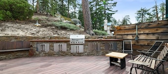 Mountain Cottage - Walk to Lake, Hot Tub, Deck, Fenced Patio, Pet friendly