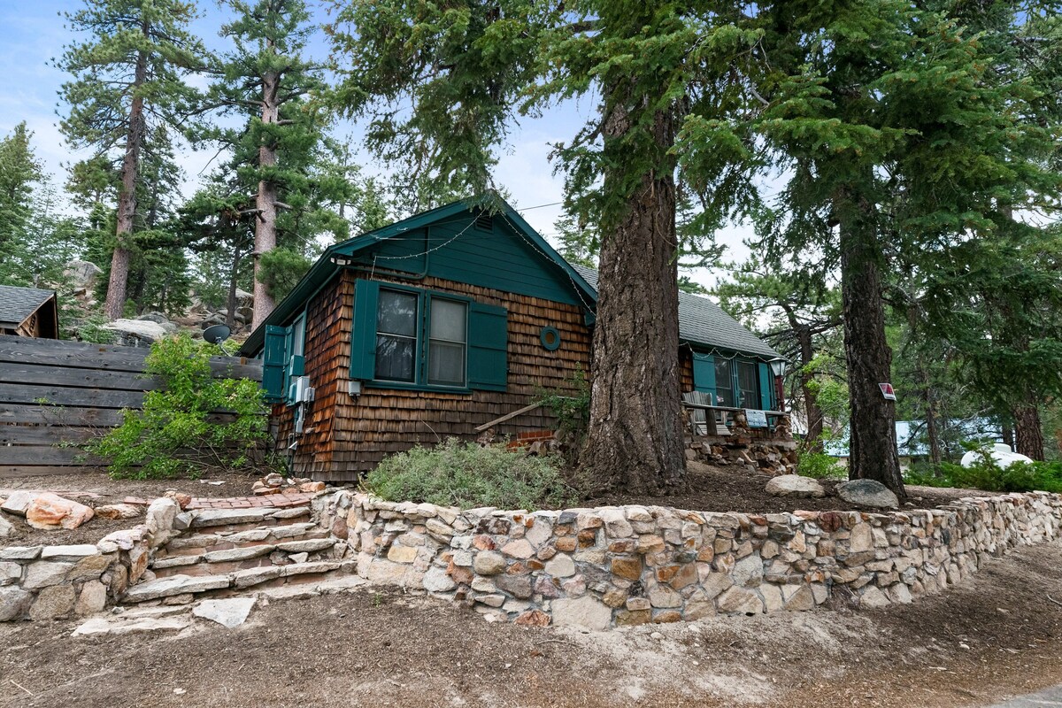 Mountain Cottage - Walk to Lake, Hot Tub, Deck, Fenced Patio, Pet friendly