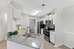 Een koelkast, een magnetron, een oven, een kookplaat