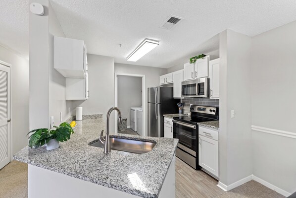 Fridge, microwave, oven, stovetop - Athens Stay near UGA, Pool + Gym & Bear Hollow Zoo, Sleeps 8. (Athens)