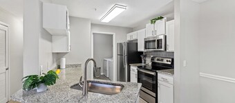 Athens Stay near UGA, Pool + Gym & Bear Hollow Zoo, Sleeps 8.