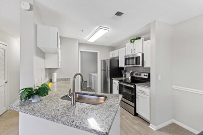 Athens Stay near UGA, Pool + Gym & Bear Hollow Zoo, Sleeps 8.