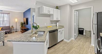 Athens Stay near UGA, Pool + Gym & Bear Hollow Zoo, Sleeps 8.
