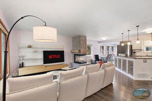 Smart TV, fireplace - Heated Saltwater Pool |Outdoor Kitchen, Bar & TV |Poolside Seating |Gas Fireplace |Near Downtown (Lake Geneva)