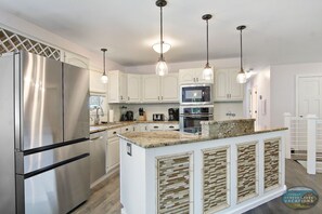 Fridge, microwave, oven, stovetop - Heated Saltwater Pool |Outdoor Kitchen, Bar & TV |Poolside Seating |Gas Fireplace |Near Downtown (Lake Geneva)