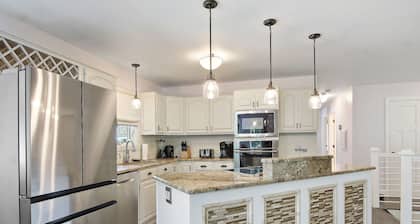 Heated Saltwater Pool |Outdoor Kitchen, Bar & TV |Poolside Seating |Gas Fireplace |Near Downtown