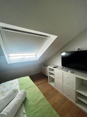 2 bedrooms, in-room safe, iron/ironing board, free WiFi