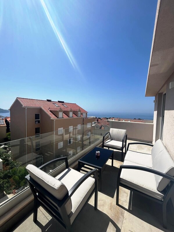 Property grounds - Charming 2-Bedroom Apartment with Sea View & Private Parking (Dubrovnik)