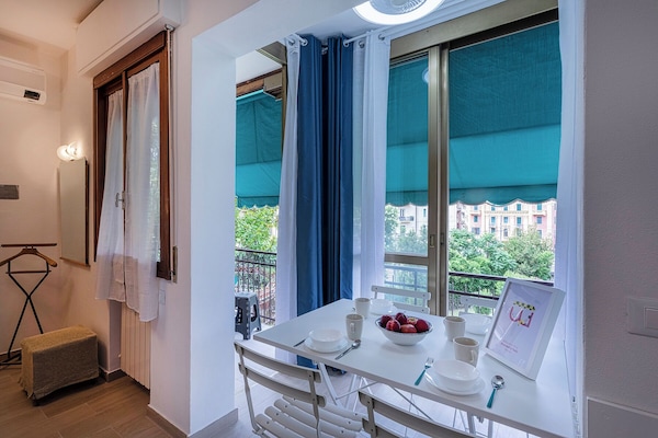 Apartment, Balkon, Blick auf den Innenhof | Esszimmer