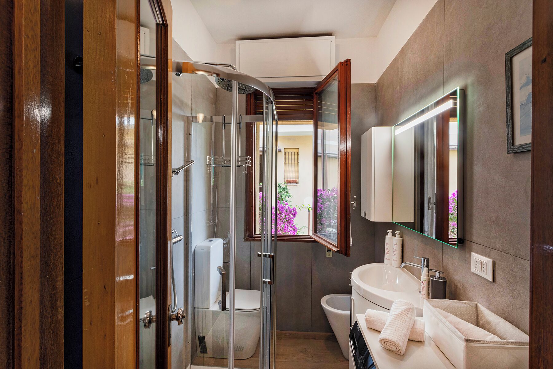 Appartement, balcon, vue sur la cour intérieure | Salle de bain | Douche, douche cascade, articles de toilette (gratuits)