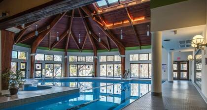 Gorgeous 2BR/2BA Woods Condo: Pool, Hot Tub, Spa/ Discounted Ski Rentals. V5