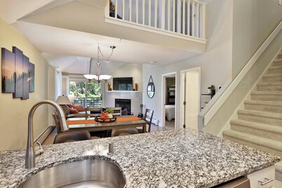 Gorgeous 2BR/2BA Woods Condo: Pool, Hot Tub, Spa/ Discounted Ski Rentals. V5