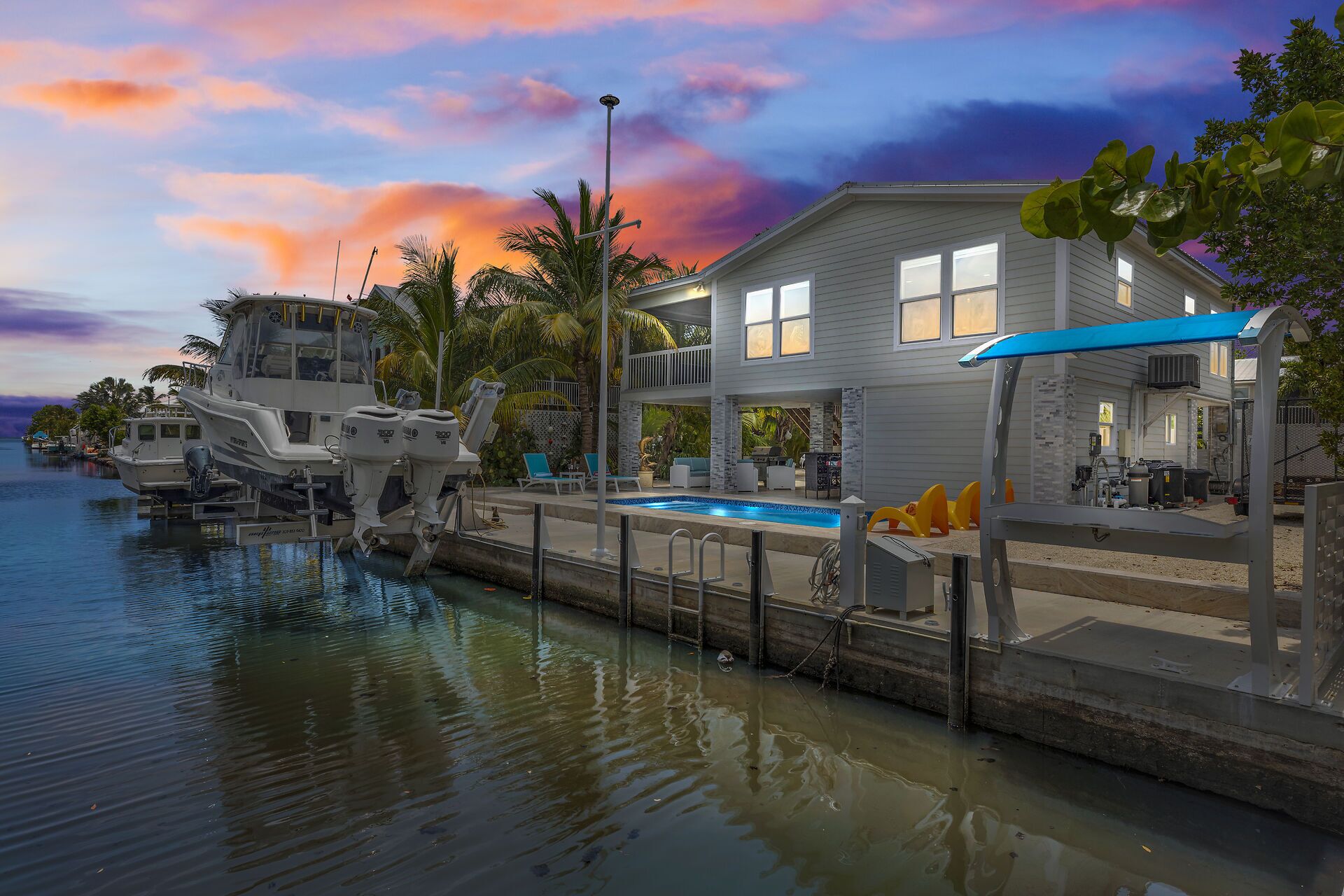 Welcome to Paradise Palms home 3BD,2BA waterfront, pool & dockage Big Pine Key!