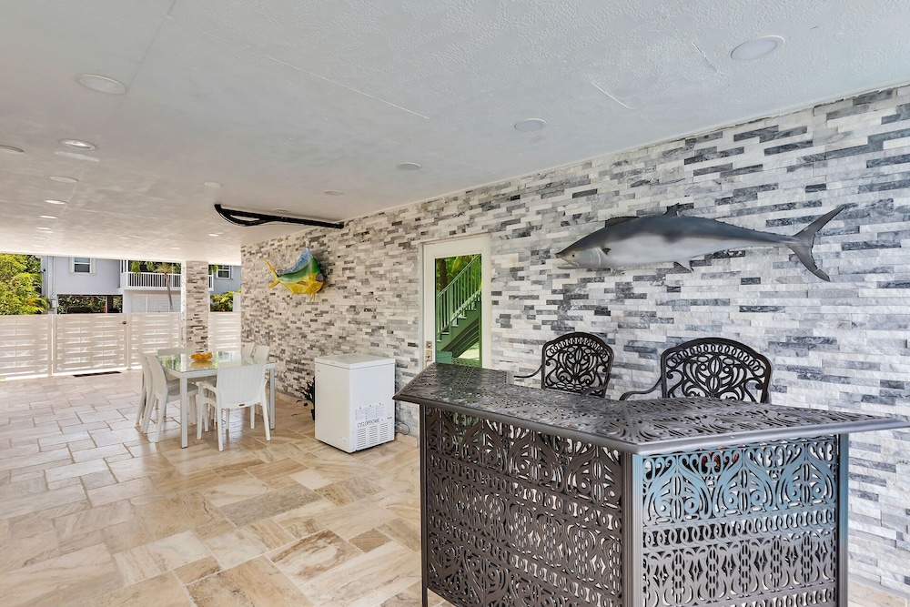 to Paradise Palms home 3BD,2BA waterfront, pool & dockage Big