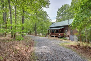Exterior - Charming cabin with 3 bedrooms and hot tub in Blue Ridge (Mineral Bluff)