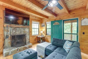 Smart TV, fireplace, foosball, computer monitors - Charming cabin with 3 bedrooms and hot tub in Blue Ridge (Mineral Bluff)