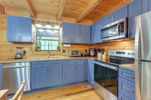 Fridge, microwave, oven, stovetop - Charming cabin with 3 bedrooms and hot tub in Blue Ridge (Mineral Bluff)