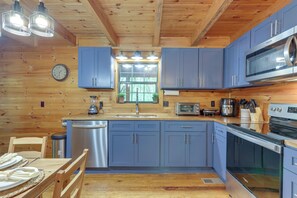 Fridge, microwave, oven, stovetop - Charming cabin with 3 bedrooms and hot tub in Blue Ridge (Mineral Bluff)