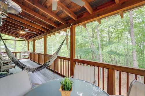 Charming cabin with 3 bedrooms and hot tub in Blue Ridge