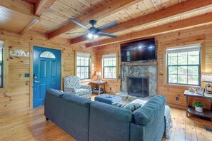 Smart TV, fireplace, foosball, computer monitors - Charming cabin with 3 bedrooms and hot tub in Blue Ridge (Mineral Bluff)