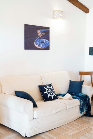 Apartment, Garden View | Living area | 32-inch TV with digital channels - Casa Paola by Wonderful Italy (San Teodoro)