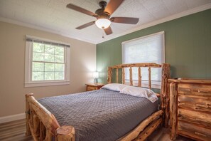3 bedrooms, free WiFi, bed sheets - Squatchs Den - Game Room + Dog Friendly + Fire pit (West Jefferson)