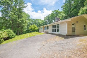 Exterior - Squatchs Den - Game Room + Dog Friendly + Fire pit (West Jefferson)