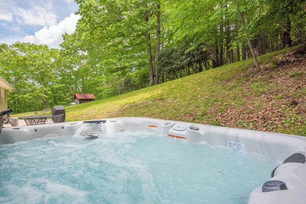 Outdoor spa tub