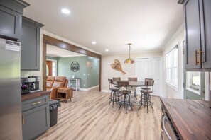 Dining - Squatchs Den - Game Room + Dog Friendly + Fire pit (West Jefferson)