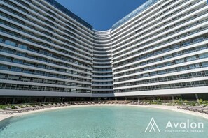 Una piscina techada, una piscina al aire libre
