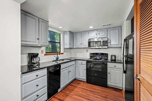 Fridge, microwave, oven, stovetop - Sleeps 6 Indoor Pool 10 Mins to Dollywood (Pigeon Forge)