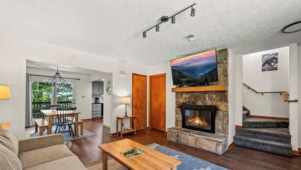 A spacious living room with a fireplace, a dining area, and a staircase. - Sleeps 6 Indoor Pool 10 Mins to Dollywood (Pigeon Forge)