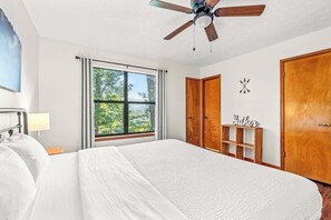 2 quartos, ferros/tábuas de passar roupa, Wi-Fi, roupa de cama