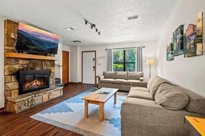 TV, fireplace - Sleeps 6 Indoor Pool 10 Mins to Dollywood (Pigeon Forge)