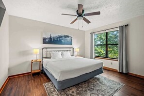 2 bedrooms, iron/ironing board, WiFi, bed sheets - Sleeps 6 Indoor Pool 10 Mins to Dollywood (Pigeon Forge)