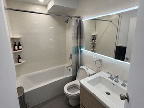 Un baño moderno con bañera, inodoro y lavabo.