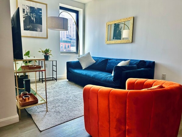 TV - Huge Modern 2 bedroom in Little Italy (New York)