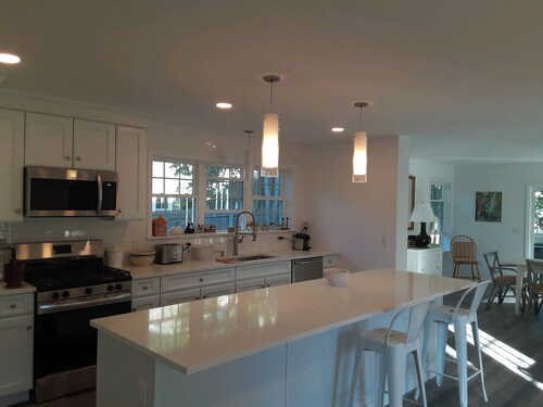 Charming 3-bedroom, 3 bath house in l Sag village, Harbor with pool, AC, WiFi