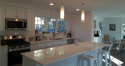 Charming 3-bedroom, 3 bath house in l Sag village, Harbor with pool, AC, WiFi