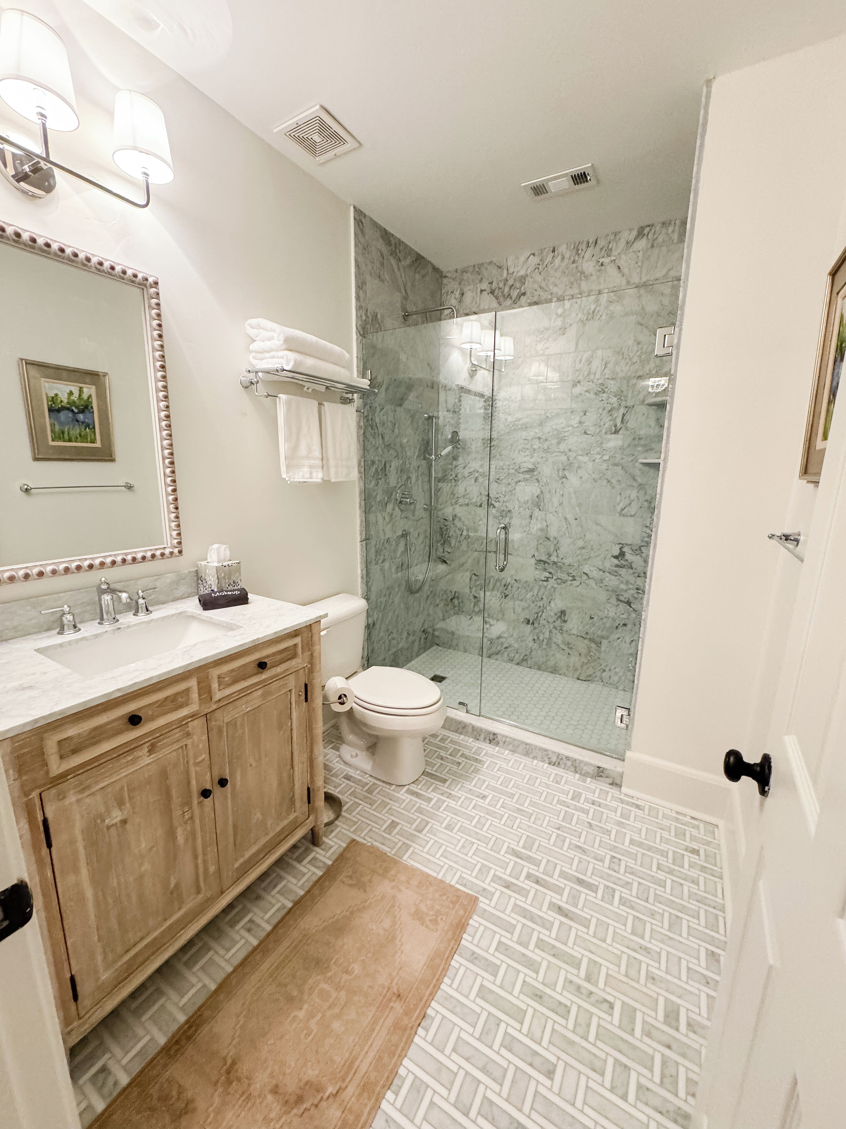 Doccia, asciugacapelli, asciugamani, sapone