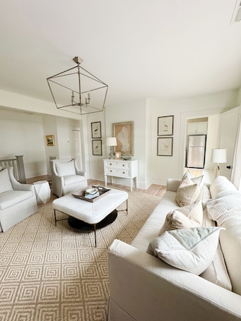 スマートテレビ、書庫. The Portico - 2 BR 1 BA Apt