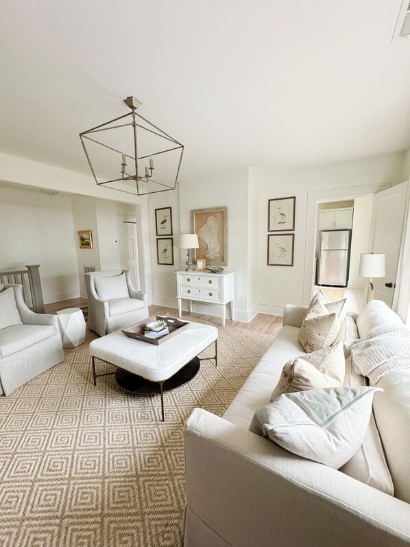 Smart TV, books - The Portico - 2 BR 1 BA Apt (Griffin)