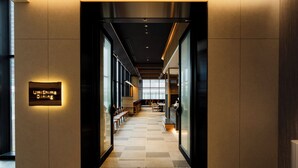 Un pasillo moderno de hotel con un letrero que dice "UmiShima Dining".