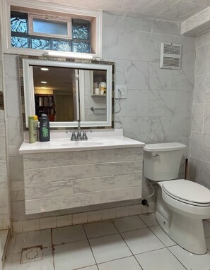 Shower, hair dryer, towels, soap - Cozy 4-bedroom house , 3-full baths in marvelous West Chicago with WiFi, AC,  (West Chicago)