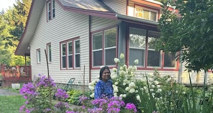 Cozy 4-bedroom house , 3-full baths in marvelous West Chicago with WiFi, AC,