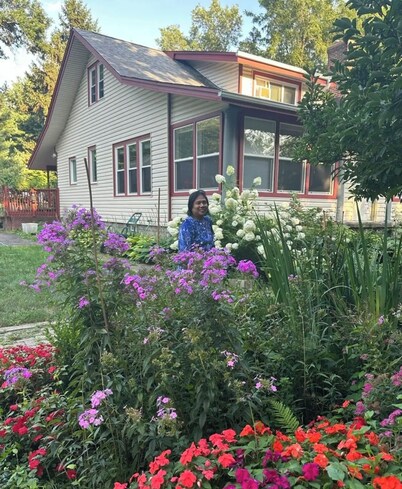 Cozy 4-bedroom house , 3-full baths in marvelous West Chicago with WiFi, AC, 