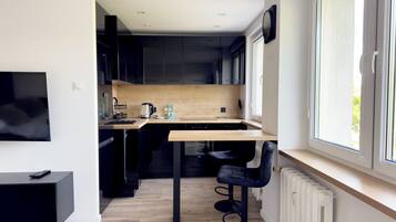 Jääkaappi, uuni, liesi, astianpesukone