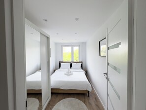 1 bedroom, iron/ironing board, WiFi, bed sheets - Osiedle Przyjaźni Comfort Apartment (Poznan)