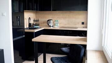 Jääkaappi, uuni, liesi, astianpesukone